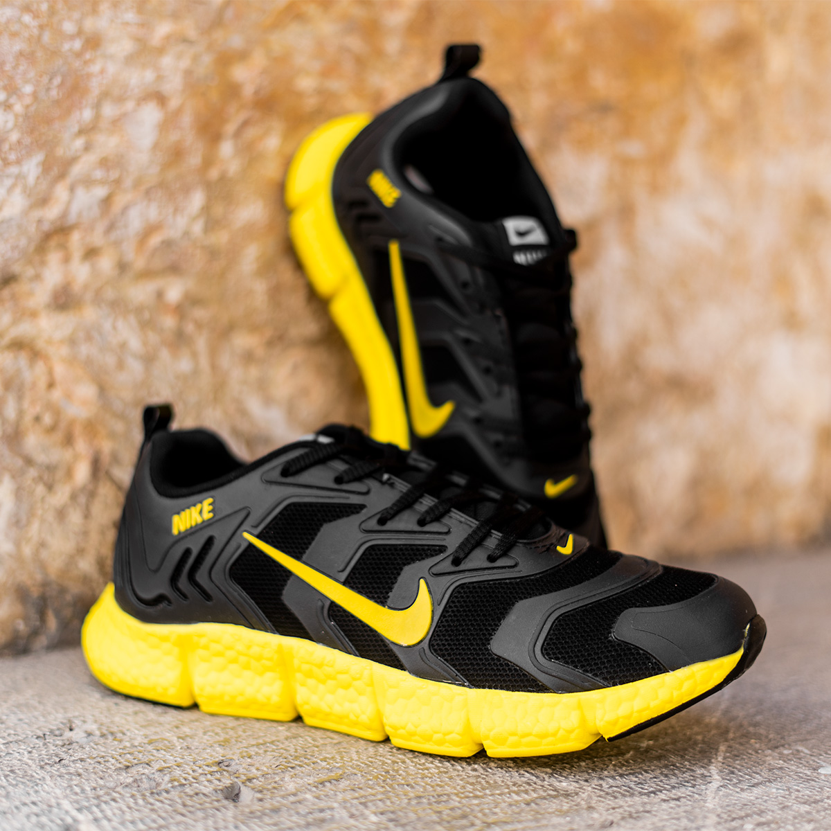 کفش ورزشی Nikeمردانه مشکی زرد مدلArax