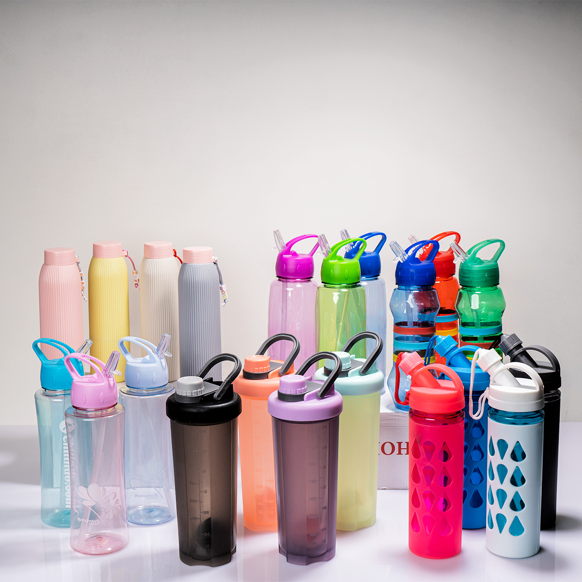 قمقمه آب سفید آویز دار شیشه ای