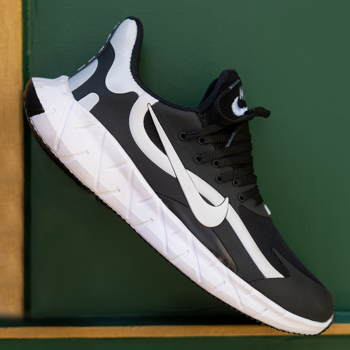 کفش ورزشی نایک مشکی سفید مدل Zaxi