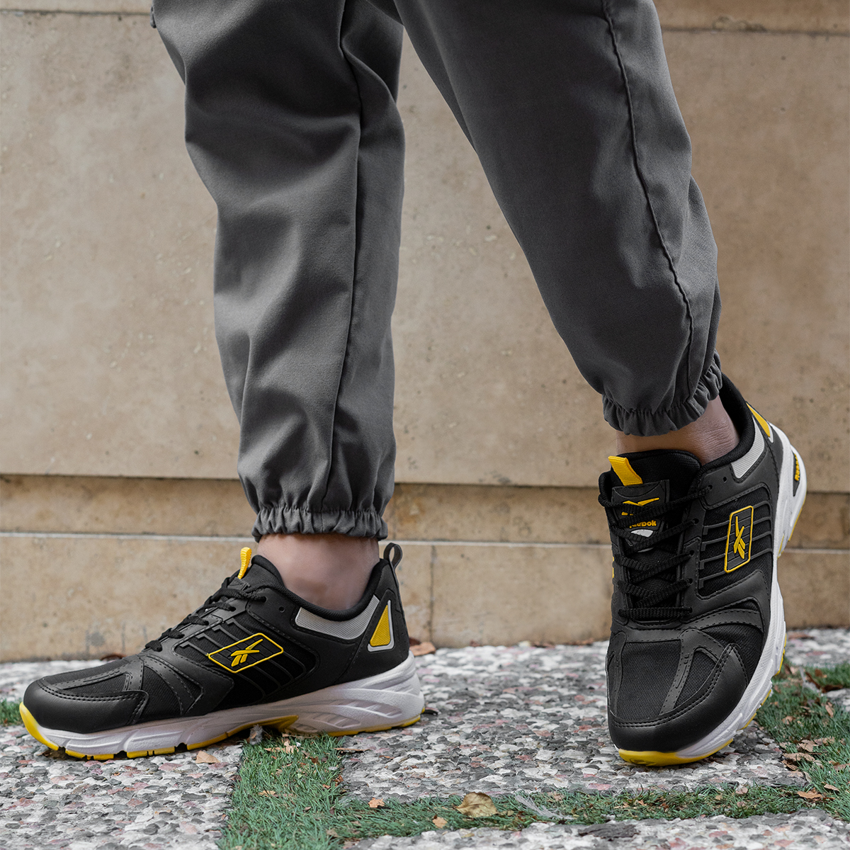 کفش ورزشی Reebok مردانه مشکی زرد مدل Loniel