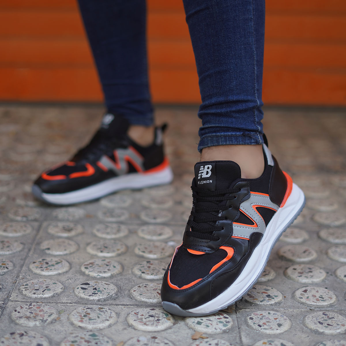 کفش ورزشی New Balance مردانه مشکی نارنجی مدل Romano