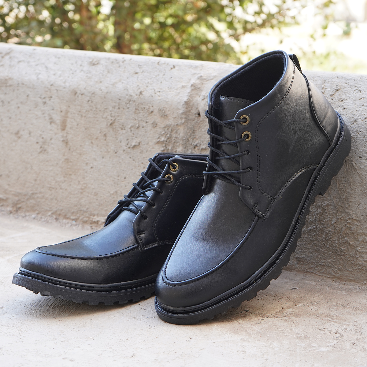 نیم بوت مردانه LV مشکی مدل Roni