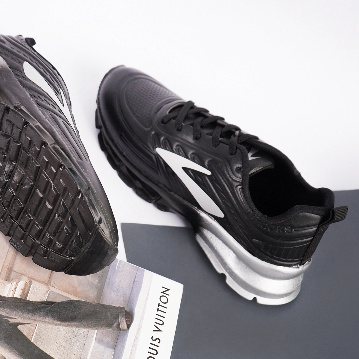 کفش ورزشی مردانه مشکی نقره ای مدل P802