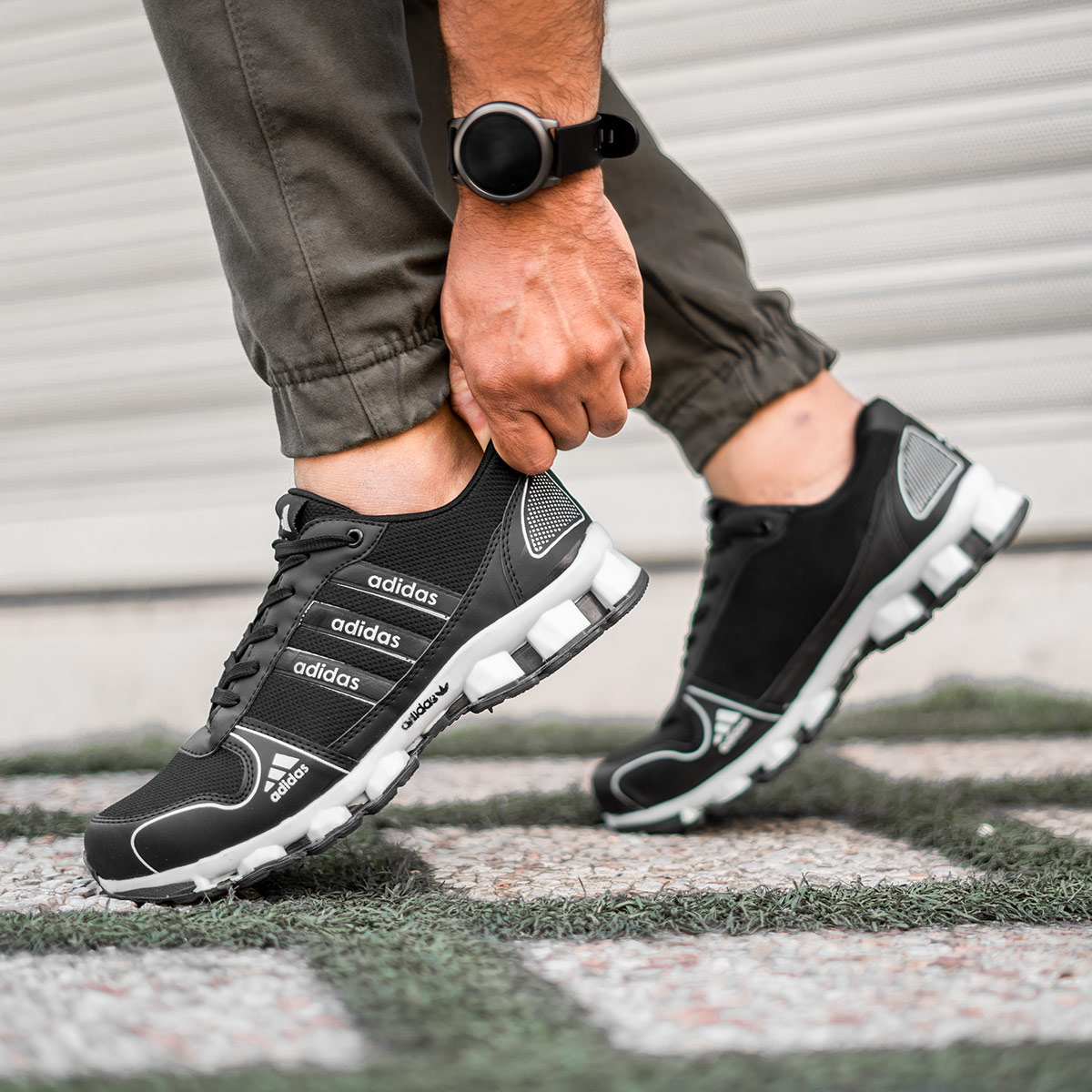 کفش ورزشی Adidas مردانه مشکی سفید مدل Artek