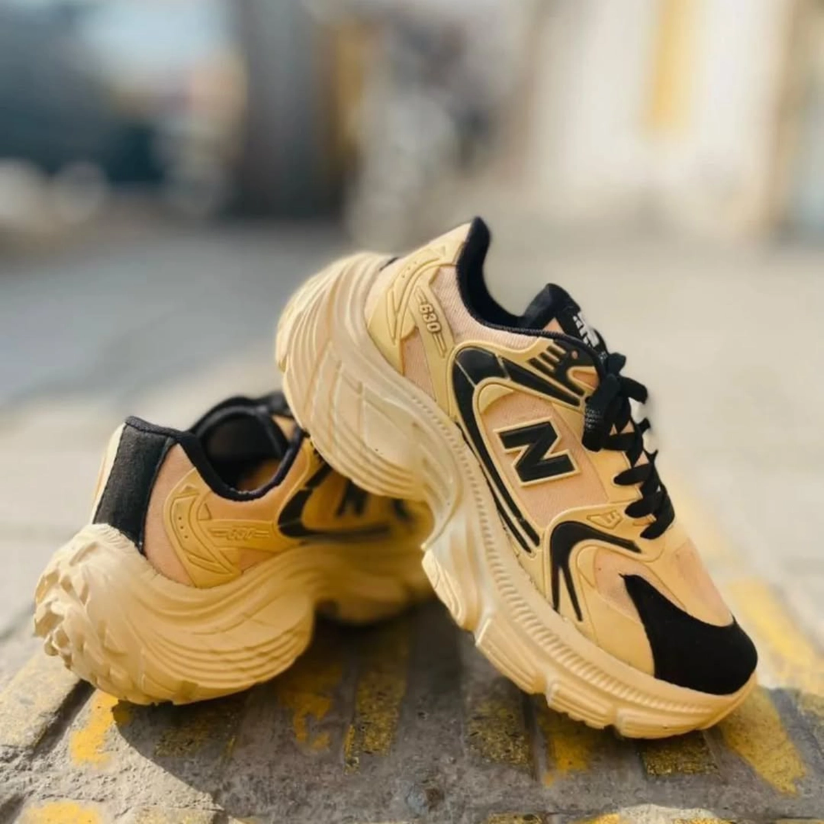 کفش ورزشی زنانه نیوبالانس لژدار کرم مدل Mahla